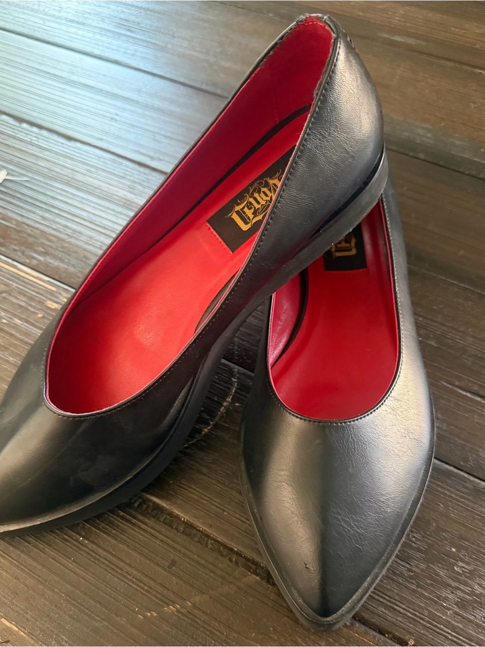 Women's Von-D Black Pointed-Toe Flats with Red Lining